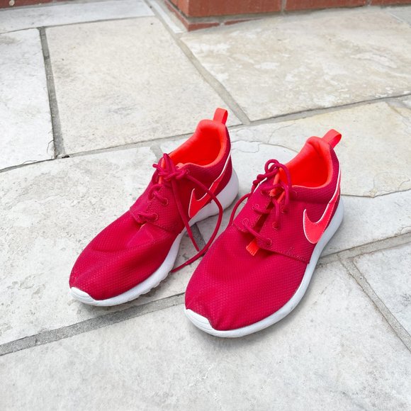 ✨ Two Tone Red Roche Running Shoes | Nike - Picture 2 of 6